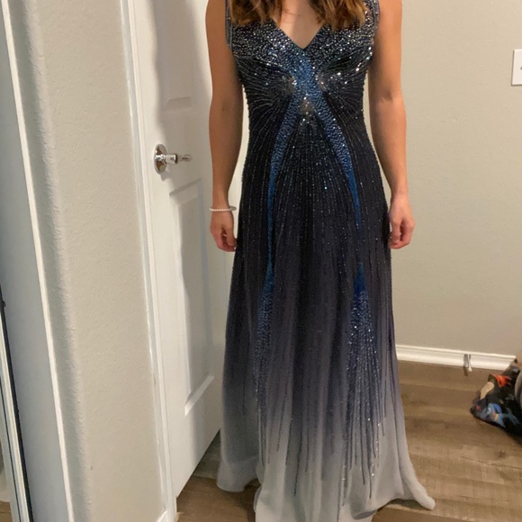 Beautiful beaded formal dress - Picture 4 of 4